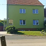 홈스테이 V Rodinnem Dome Ostopovice